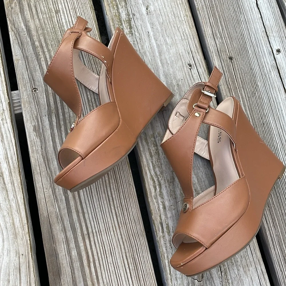 Guess wedges size 9